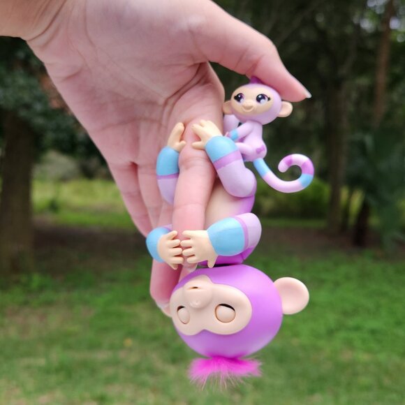 WowWee Fingerlings Interactive Baby Violet & Hope Monkey Toy Figure - Picture 2 of 2